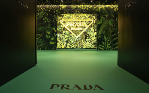 冷氣房也能享受大自然 Prada Hyper Leaves 限時快閃店中店 把超現實森林搬進台北101