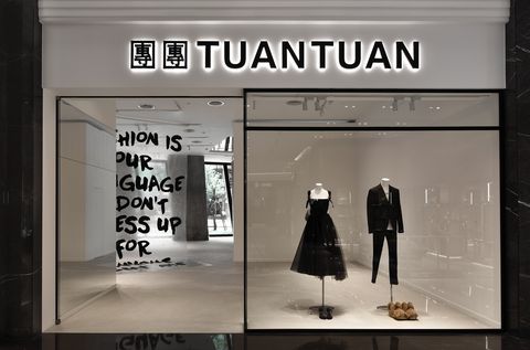 Retail, Coat, Display window, Mannequin, Display case, Outlet store, One-piece garment, Advertising, Fashion design, Boutique, 
