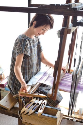 劇団員を経て染織の世界へ転身 紬織り作家 小岩井カリナさんを訪ねて