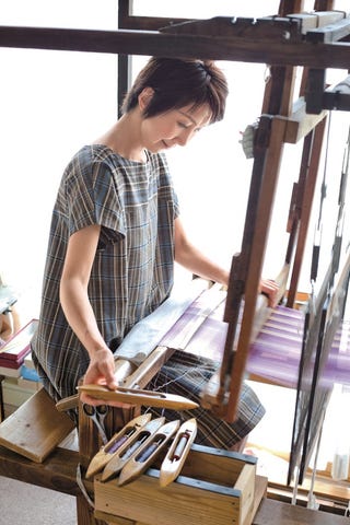 劇団員を経て染織の世界へ転身 紬織り作家 小岩井カリナさんを訪ねて 劇団員を経て染織の世界へ転身 紬織り作家 小岩井カリナさんを訪ねて