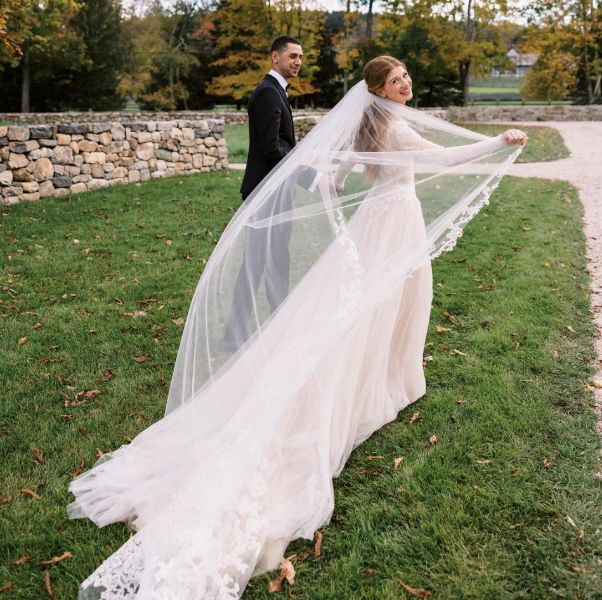 比爾蓋茲女兒珍妮佛結婚了！身穿vera wang白色蕾絲婚紗在馬場舉行浪漫戶外婚禮