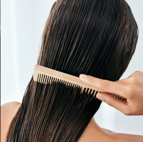 夏天頭髮狂出油是因為梳子太髒？專家親授梳子清潔方法4步驟，擺脫掉髮頭皮出油