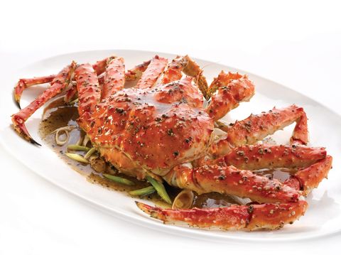 珍寶海鮮，近三公斤活體空運帝王蟹奢華三吃，辣椒螃蟹、阿拉斯加帝王蟹全都任妳開吃！