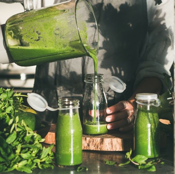 營養師親授「綠拿鐵斷食」正確喝法、好處與禁忌，5個蔬果汁排毒減肥食譜公開