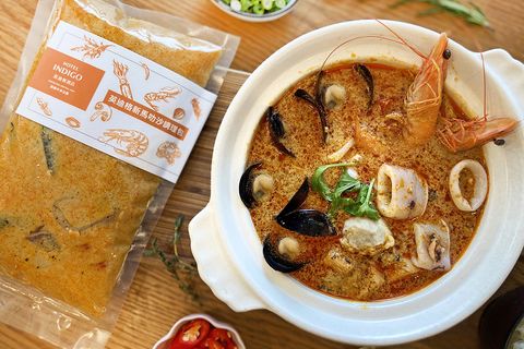 高雄英迪格飯店推出「南洋叻沙火鍋」「霸王牛肉麵」冷凍調理包