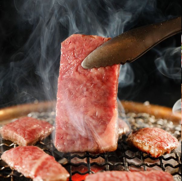 【遠百信義A13美食】深夜燒肉酒吧+KTV包廂的完美組合！樂軒推出全新燒肉品牌「YKNK club」