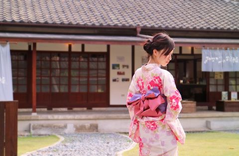 Kimono, Clothing, Costume, Beauty, Hairstyle, Snapshot, Pink, Temple, Photography, Flower, 