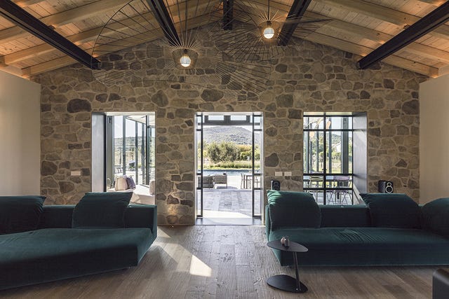 Una casa de estilo rural moderno con jardín y aires de granero