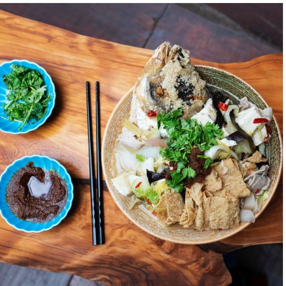 「吃」絕對是台灣人最重要的文化之一，4月26日在NETFLIX 上架的《世界小吃》亞洲篇，15日正式公開預告片，介紹這部由《主廚的餐桌》製作團隊精心打造的美食紀錄片，引領觀眾進入世界街頭小吃的殿堂！