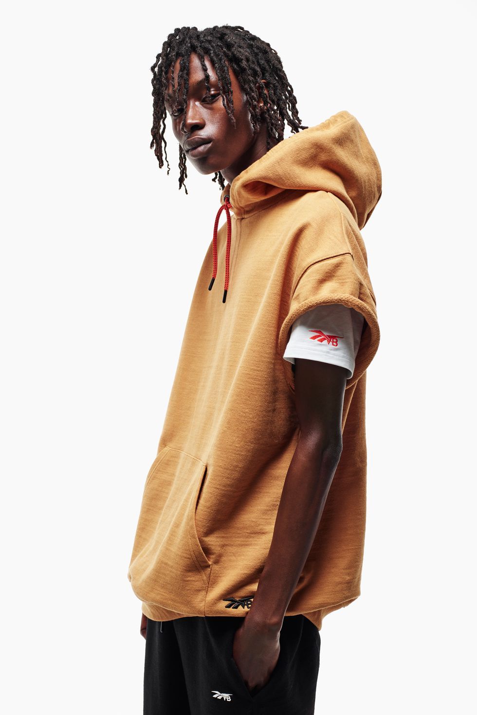 t shirt over sweatshirt outfit