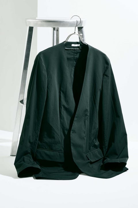 黒ジャケットは遊びのデザインでハズす 黒ジャケットは遊びのデザインでハズす