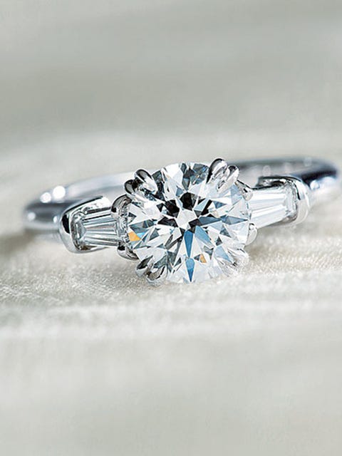 バケットカットダイヤでモードに華やぐ婚約指輪カタログ Elle Mariage エル マリアージュ バケットカットダイヤでモードに華やぐ婚約指輪カタログ Elle Mariage エル マリアージュ