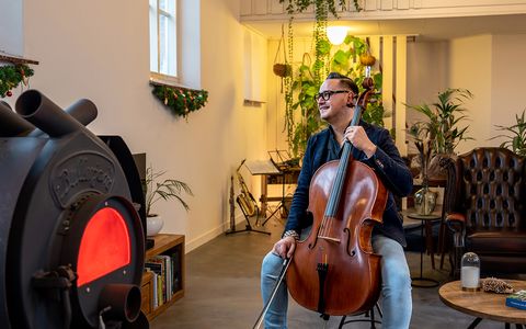 hijum 20230112 yannick jonathans met cello in zijn tot woonhuis verbouwde kerk in friesland foto pepijn van den broeke