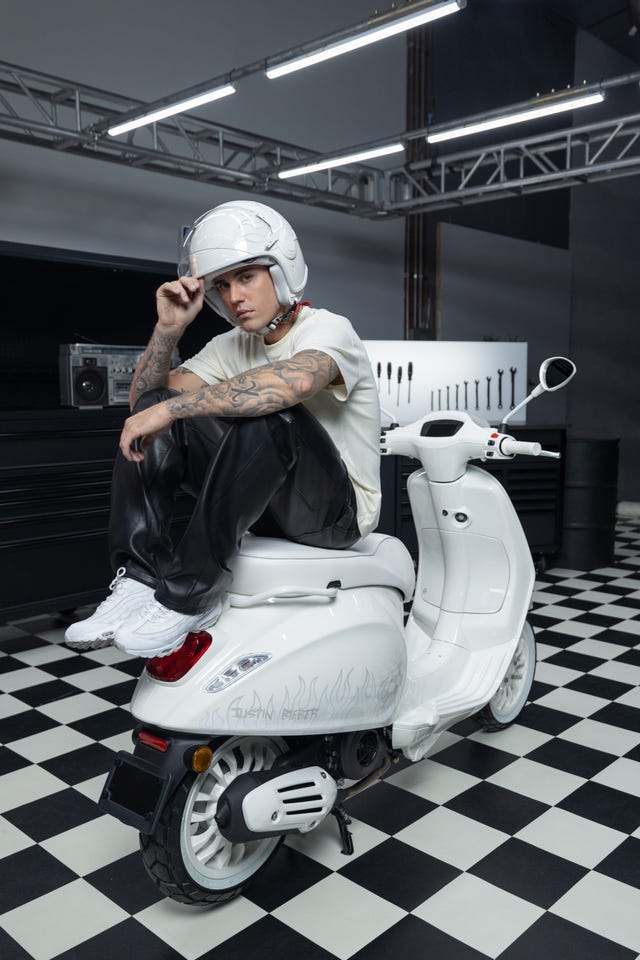 Vespa lanza un modelo de moto diseñado por Justin Bieber