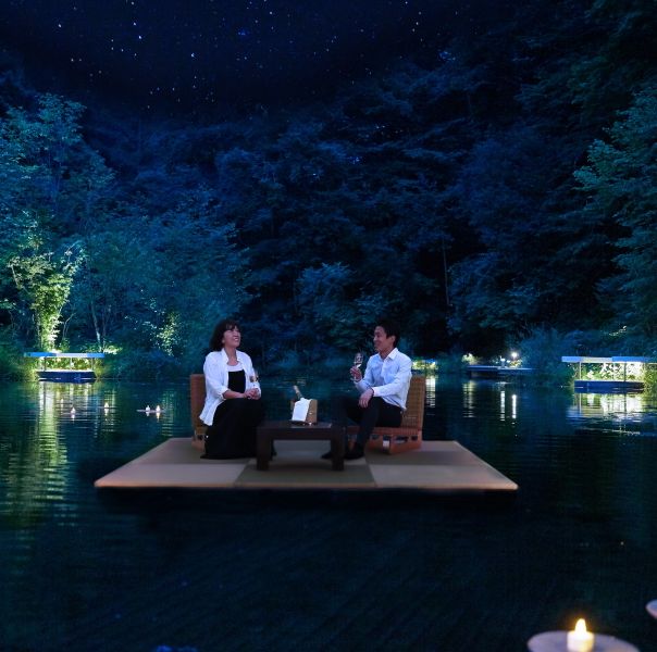 軽井沢の夜を特別にする、1日1組限定のスペシャルシート「森のほとり cafe＆bar ～水上の特等席～」