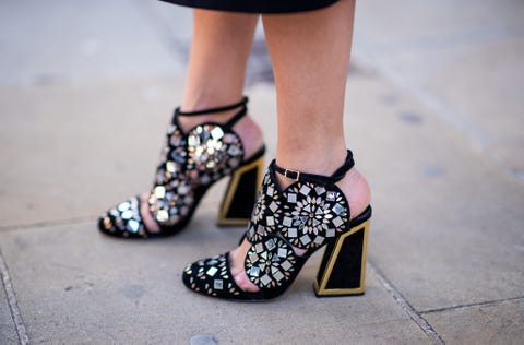 image Le scarpe dell'inverno 2019 sono perfette per ricreare look gotici, i pezzi giusti che ti servono se stai cercando ispirazioni per i costumi Halloween, scarpe nere, scarpe con tacco alto super dark da indossare anche dopo i party.
