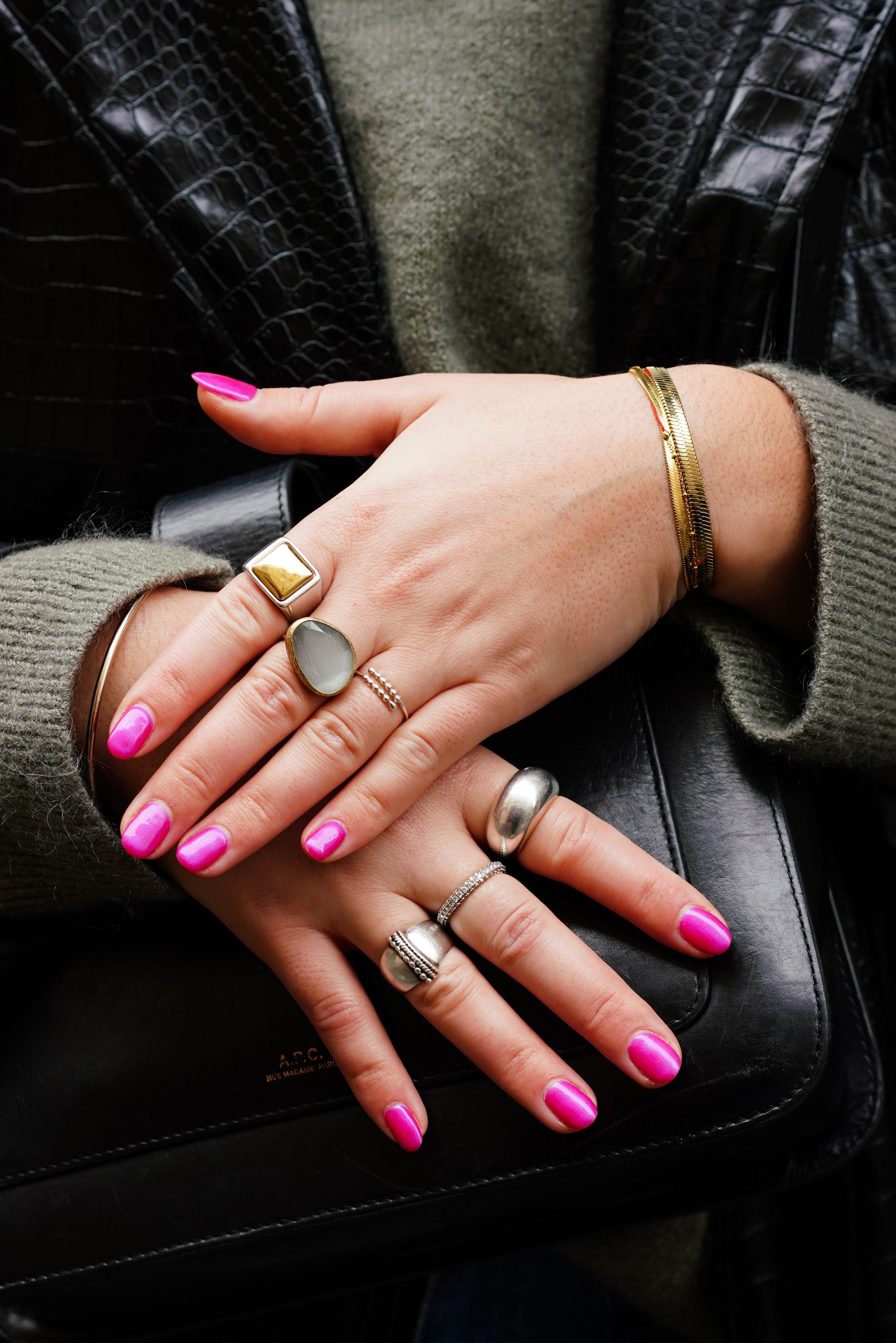 ジュエリーコーデの名手 パリジェンヌの手もとスナップ選 ファッション Elle エル デジタル
