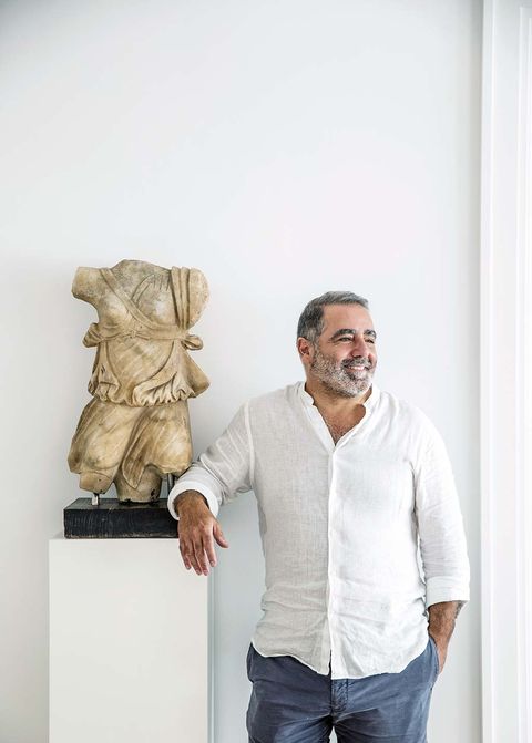 el interiorista luis puerta, experto en antigüedades, posa junto a un busto romano en uno de sus proyectos