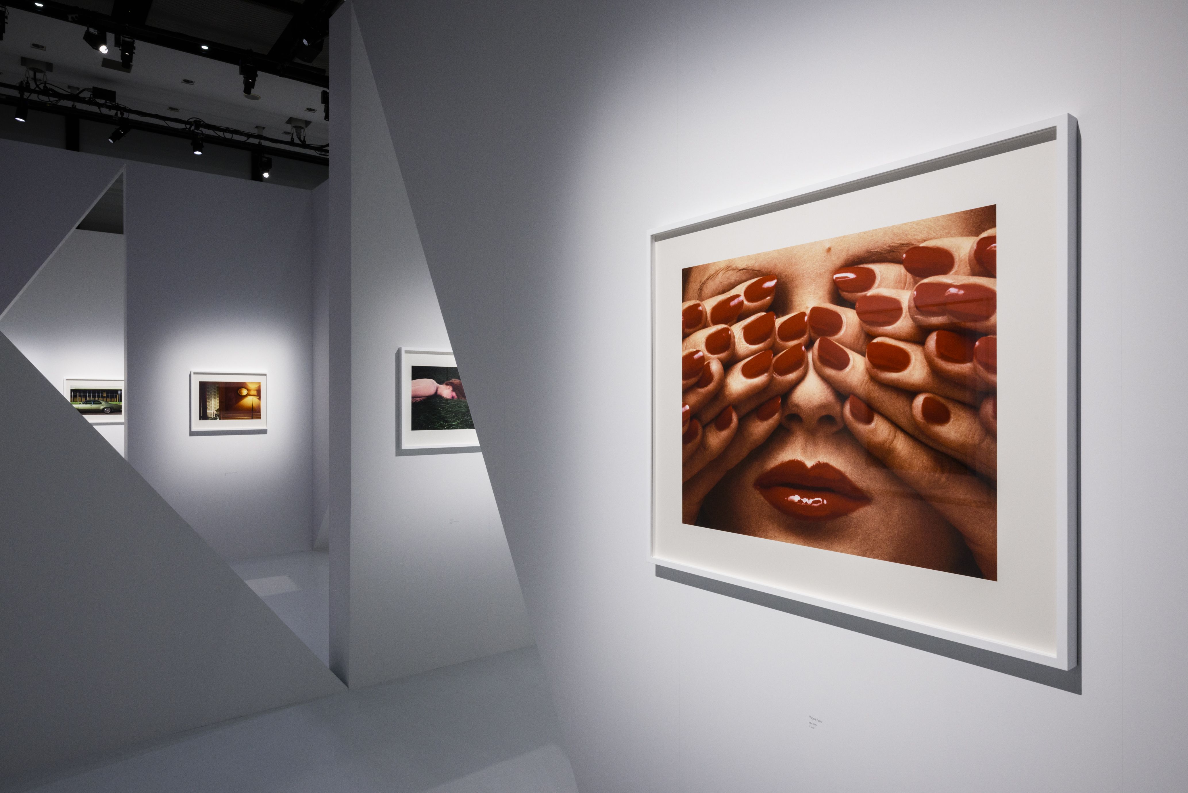 シャネルが写真家ギイ・ブルダンの展覧会を開催 初期の作品も公開 