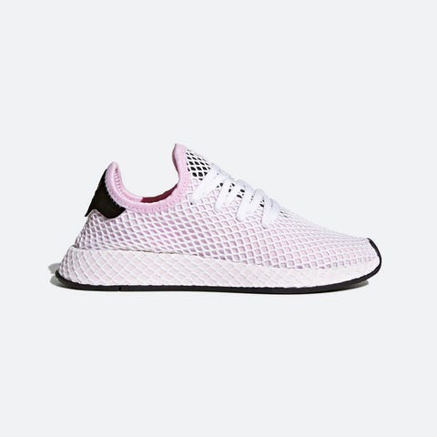 image Hai già scelto tra le borse primavera estate 2019 quella che metterai in valigia per le vacanze? Considerare la coffa, le borse di paglia siciliana ricamate con i pom pom e decorate, da abbinare alle scarpe moda dell'estate 2019.