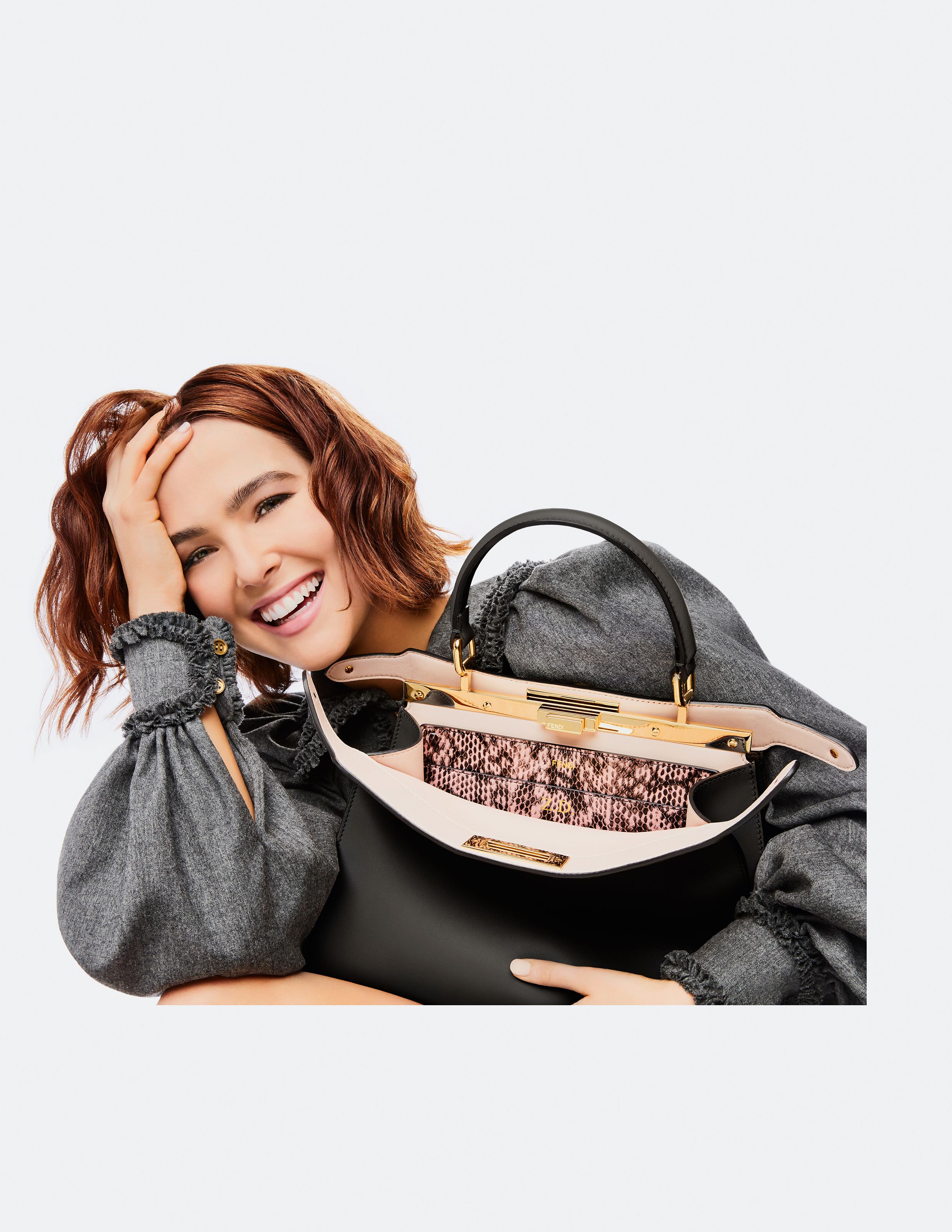 Zoey Deutch protagoniza la nueva campaña del Peekaboo de Fendi