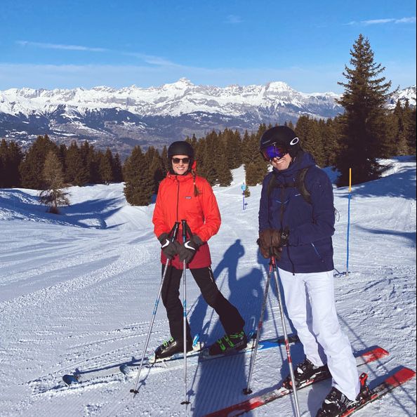 スキーをしているファビアーニ美樹子さんとご家族