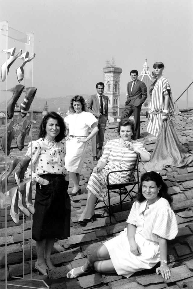 the ferragamo family on the roof of palazzo spini feroni, 1983 from left to right fiamma, wanda and fulvia, behind them giovanna, leonardo, ferruccio and a model