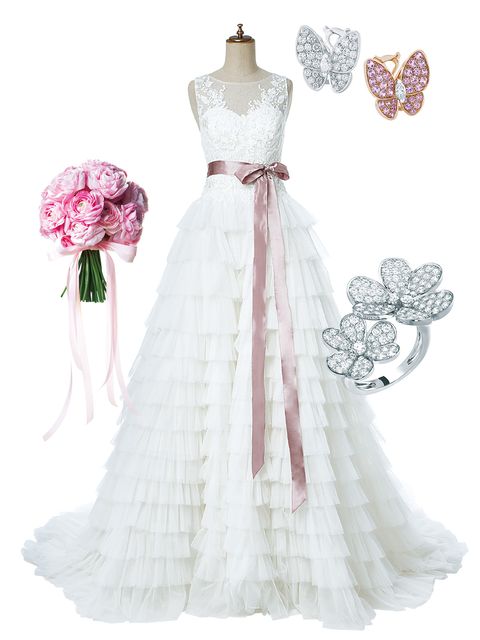ギャレリアコレクション取り扱いの、シルクオーガンジーを重ねたティアードスカートにピンクのリボンを腰に巻いた、リヴィニのドレス。ピンクのブーケ、ヴァンクリーフアーペルのバタフライイヤリングと花のリングをコーディネートして。