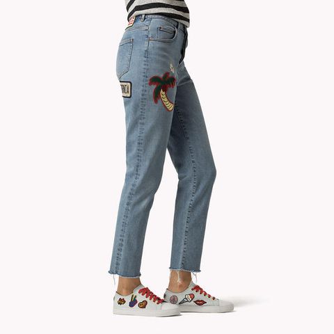 Boyfriend jeans Tommy Hilfiger, collezione TommyXGigi (199 euro).