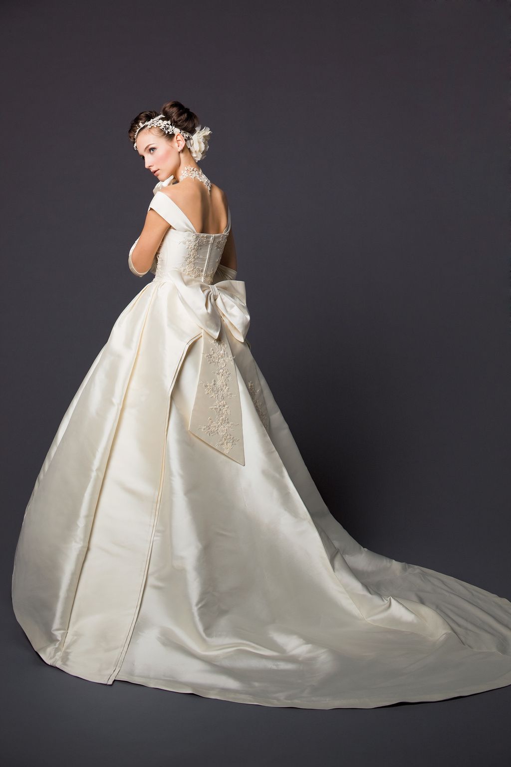 正統派ドレスの鉄板！ 花嫁のためのミカドシルクのウエディングドレス