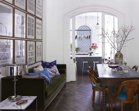 mesa de jantar de madeira, cadeiras de jantar de madeira, sala de jantar, sofá de veludo verde, parede de galeria