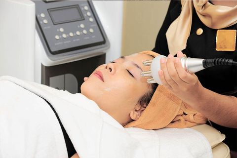 Skin, Eyebrow, Patient, Medical equipment, Nose, Beauty, Therapy, Chin, Cheek, Forehead, 