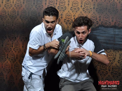 27 Photos of People Completely Losing Their Minds in a Haunted House