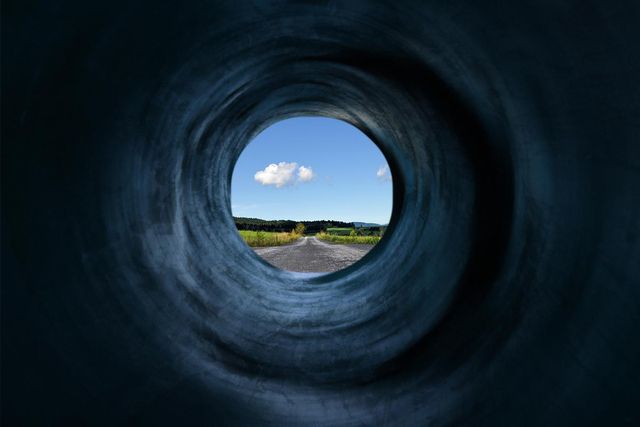 visione di una strada attraverso un buco