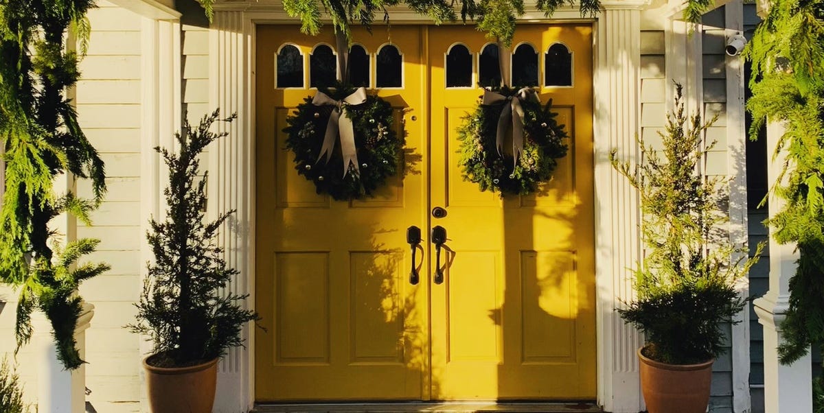 16 Beautiful and Festive Christmas Porch Decoration Ideas