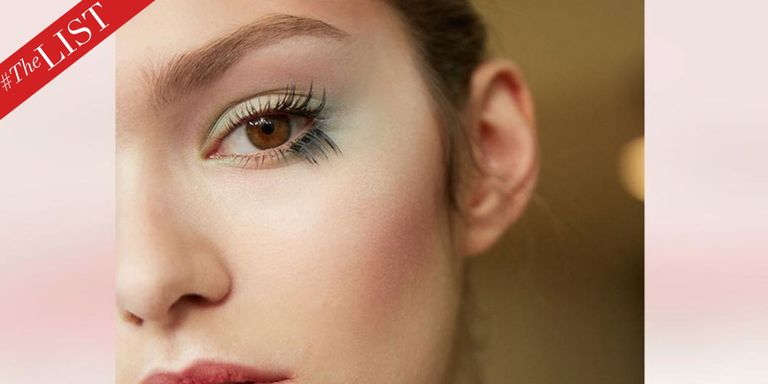 A dramatic pair of false lashes usually calls for eyeshadow equally as bold: glitter, black eyeliner, you get the idea. Which is why we love the look at Armani's couture show. Segmented false lashes popped unexpectedly against a canvas of watercolor, sky-inspired eyeshadow hues. зурган илэрцүүд