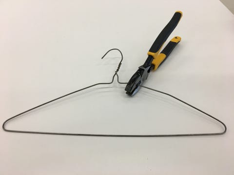 Étape 1: Coupez le cintre