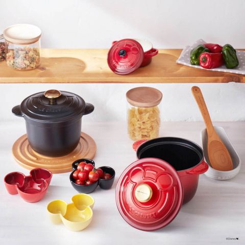 最近日本le creuset限定推出「le creuset x米老鼠」聯名系列廚具，包含鑄鐵鍋、迷你碟以及餐具套裝，共三樣商品。