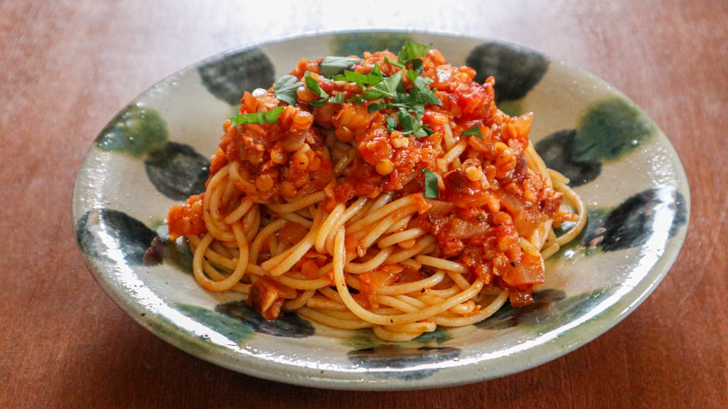 お豆とナッツでヘルシー♡「肉なしミートソースパスタ」レシピ