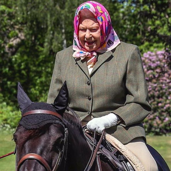 隔離3個月英國女王首度露面！94歲女王騎馬兜風，網友驚呼：「不愧是女王！」