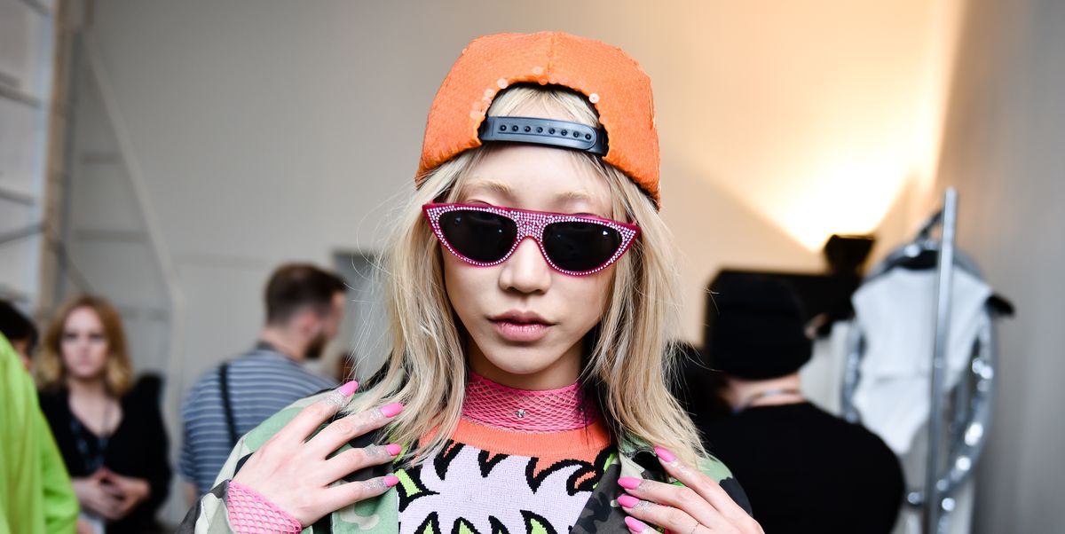 Jeremy Scott Spring 2018 - Backstage Pictures featuring Gigi Hadid ...