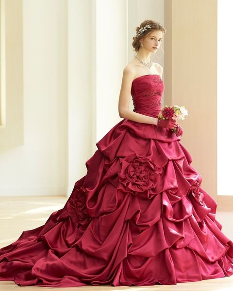 「トゥー・レ・ドゥー」の赤いフリルのカラードレスを着たモデルの写真。