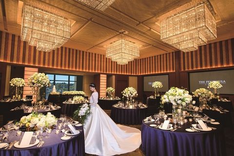 「ザ・ペニンシュラ東京」の「ザ・グランドボールルーム」に佇む花嫁の写真。