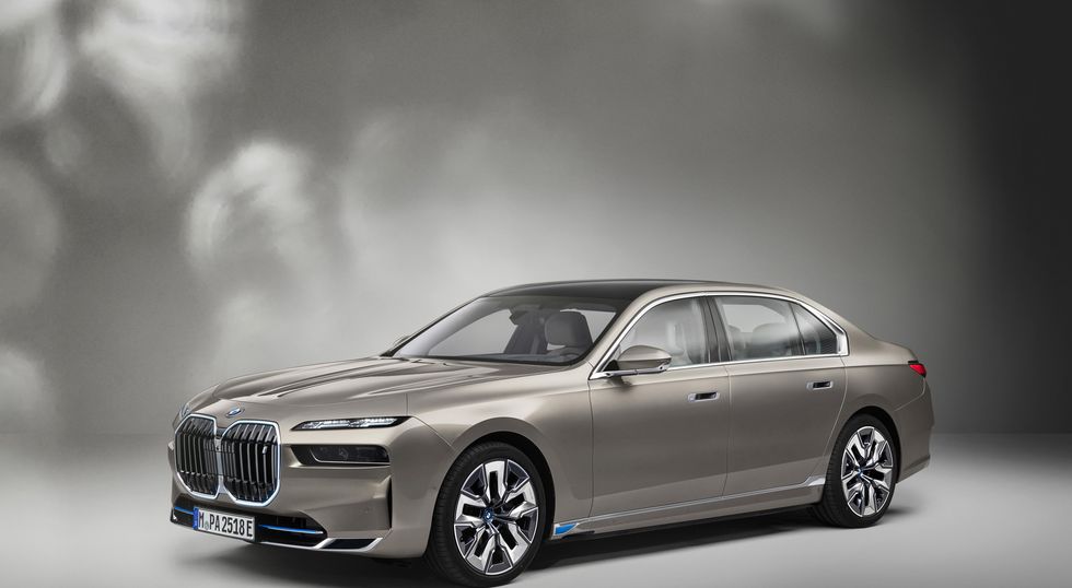 BMW Offers Gas, Electric Drivetrains in Redesigned 7-Series