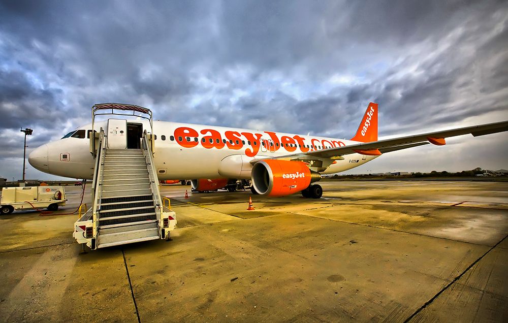 Low flight. EASYJET. EASYJET Europe. Low cost Airlines. EASYJET advertising.