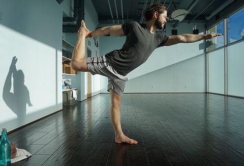 5 Essential Yoga Poses for Men | Bicycling