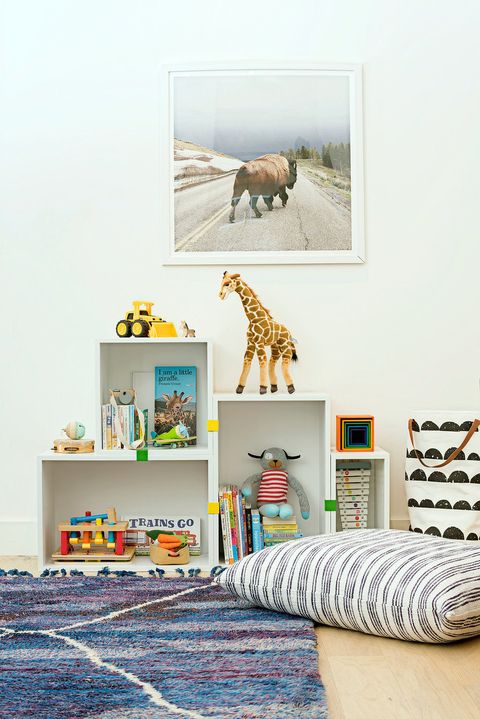 Room, Giraffe, Yellow, Vertebrate, Interior design, Wall, Giraffidae, Terrestrial animal, Linens, Toy, 