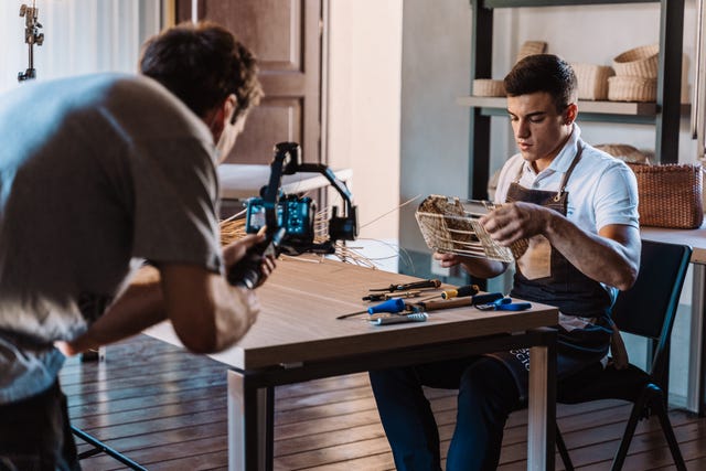 Il making of della Baguette Fendi by Bottega Intreccio