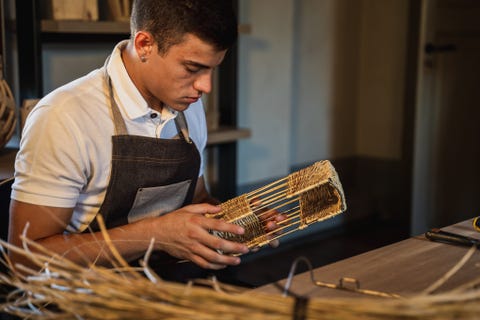 Il making of della Baguette Fendi by Bottega Intreccio