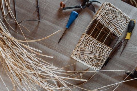 Il making of della Baguette Fendi by Bottega Intreccio